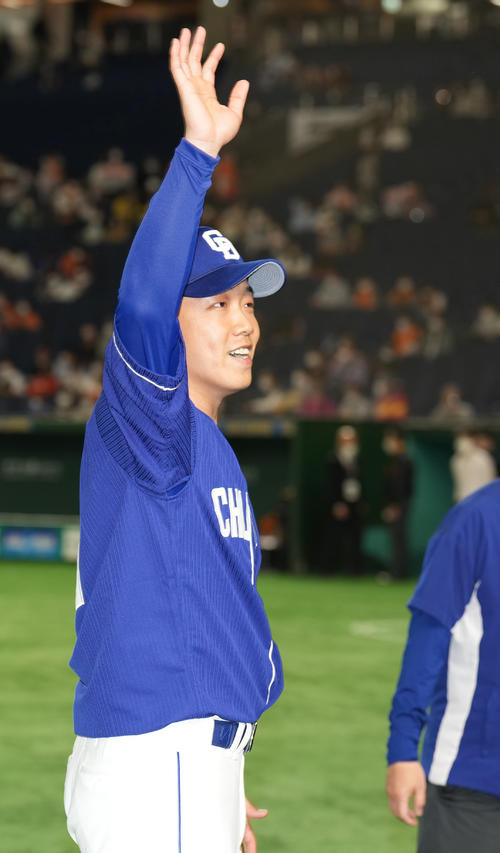 巨人対中日　勝利投手の中日柳は声援に応える（撮影・鈴木みどり）