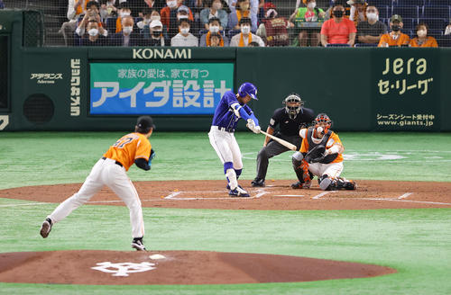 巨人対中日　2回表中日無死一、三塁、左翼へ適時打を放つ根尾。投手高橋（撮影・垰建太）
