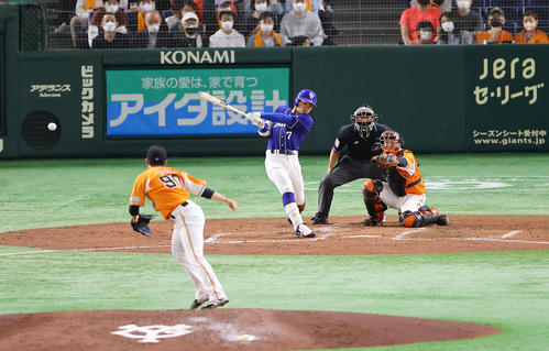 巨人対中日　3回表中日1死一、三塁、適時打を放つ根尾。投手戸田（撮影・垰建太）