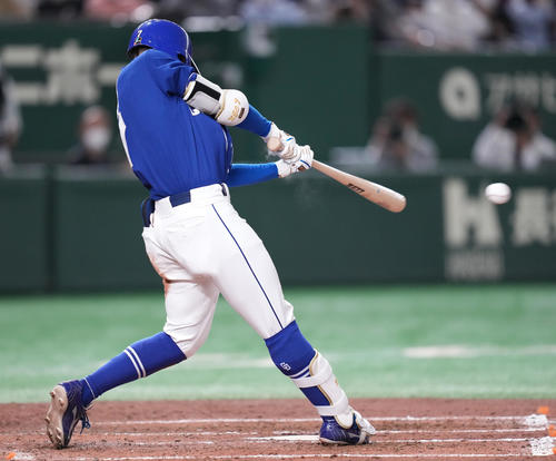 巨人対中日　3回表中日1死一、三塁、右前適時打を放つ根尾（撮影・鈴木みどり）