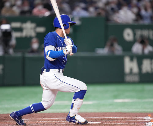 巨人対中日　3回表中日1死一、三塁、右前適時打を放つ根尾（撮影・鈴木みどり）