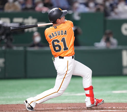 巨人対中日　6回裏巨人2死、左中間にプロ初本塁打を放つ増田陸（撮影・鈴木みどり）