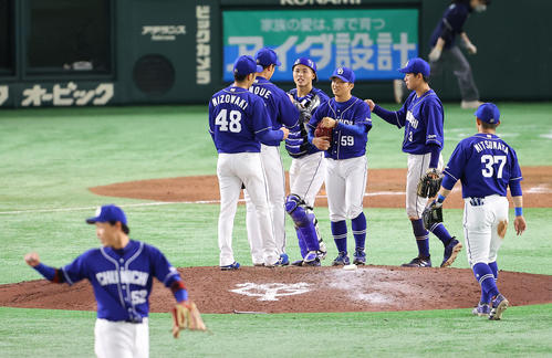 巨人対中日　巨人に勝利し最後を締めた山本（右から3人目）はナインとタッチを交わす（撮影・垰建太）
