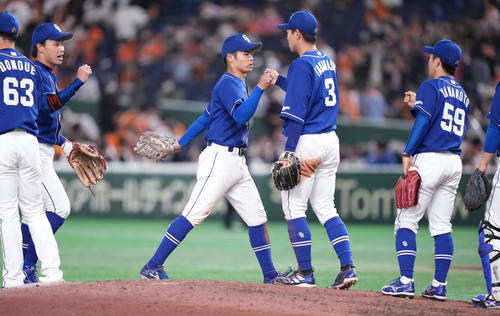 巨人対中日　巨人に快勝し、タッチを交わす根尾（中央）ら中日ナイン（撮影・鈴木みどり）