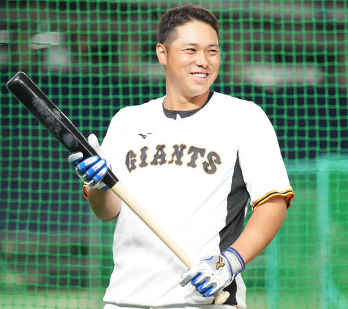 巨人対中日　試合前練習で笑顔の巨人北村（撮影・鈴木みどり）