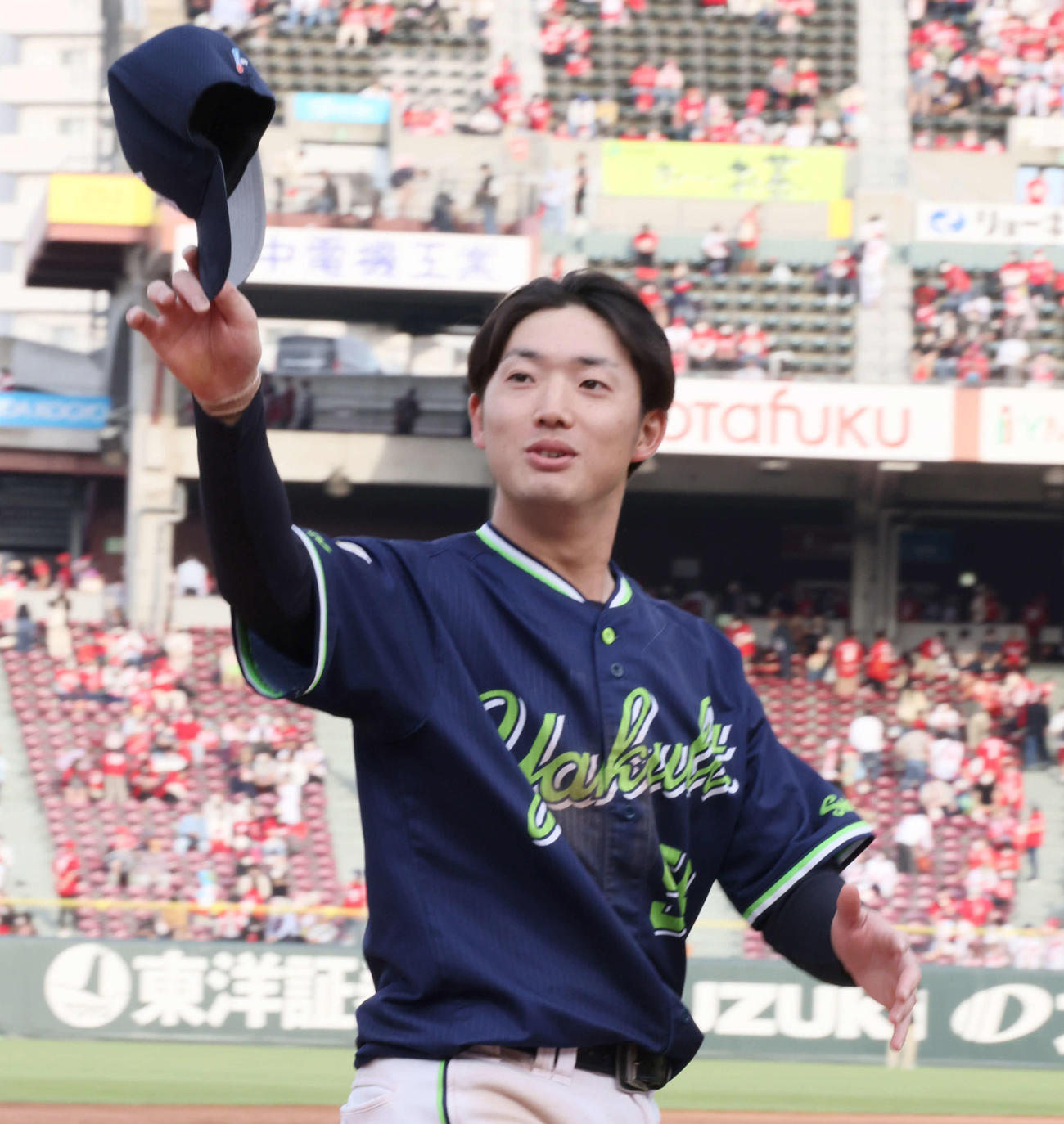 ファンの声援に応えるヤクルト長岡（撮影・加藤孝規）