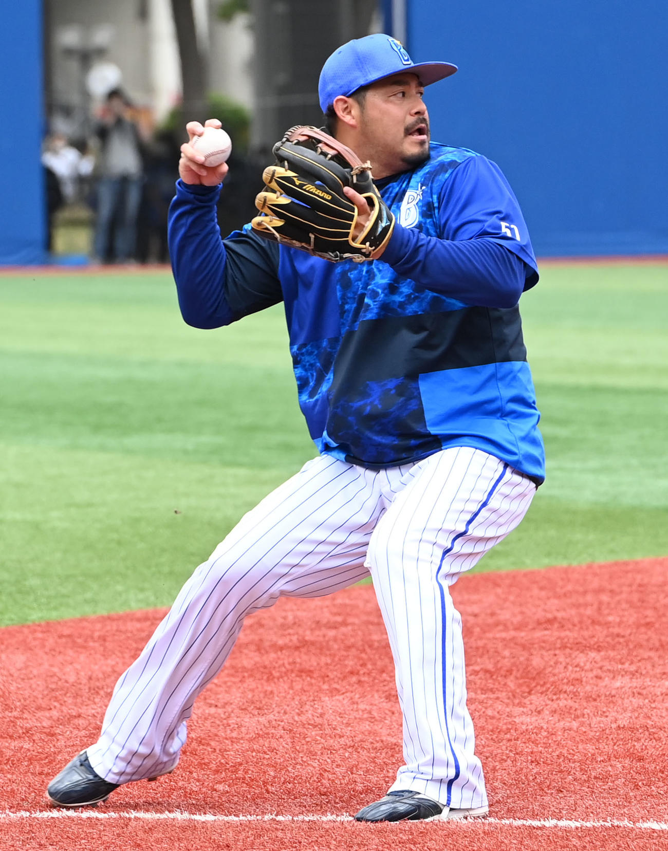 試合前練習でノックを受けるDeNA宮崎（撮影・山崎安昭）