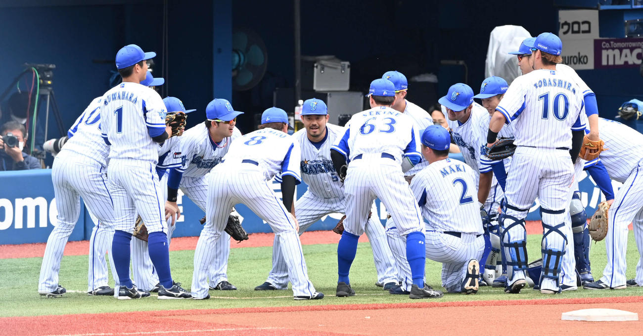 DeNA宮崎（中央）はシートノックを前にチームメートへ声をかける（撮影・山崎安昭）