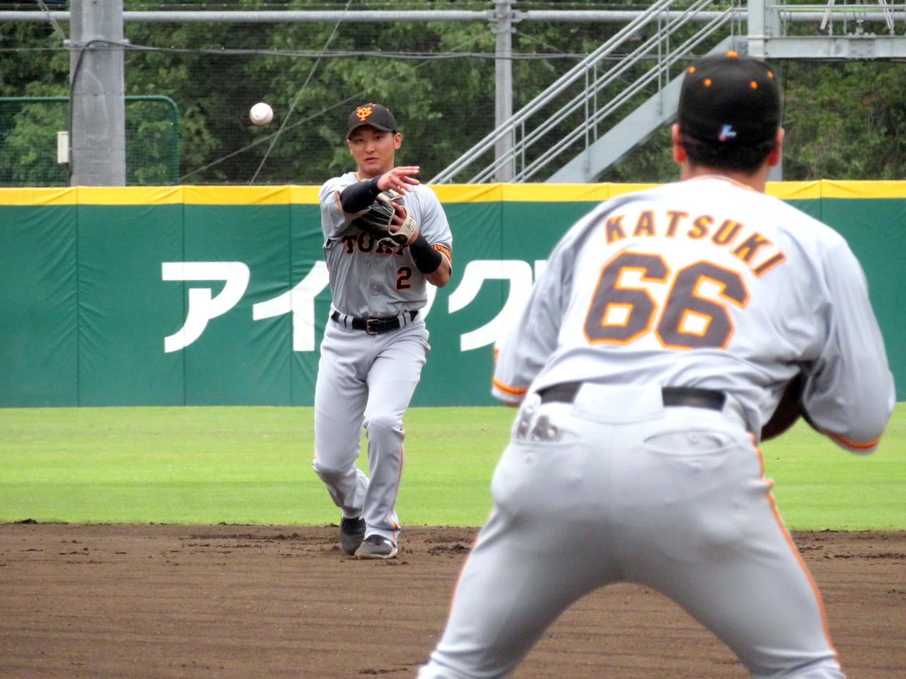 西武対巨人　1回裏2死でニゴロをさばく巨人吉川（撮影・三須一紀）