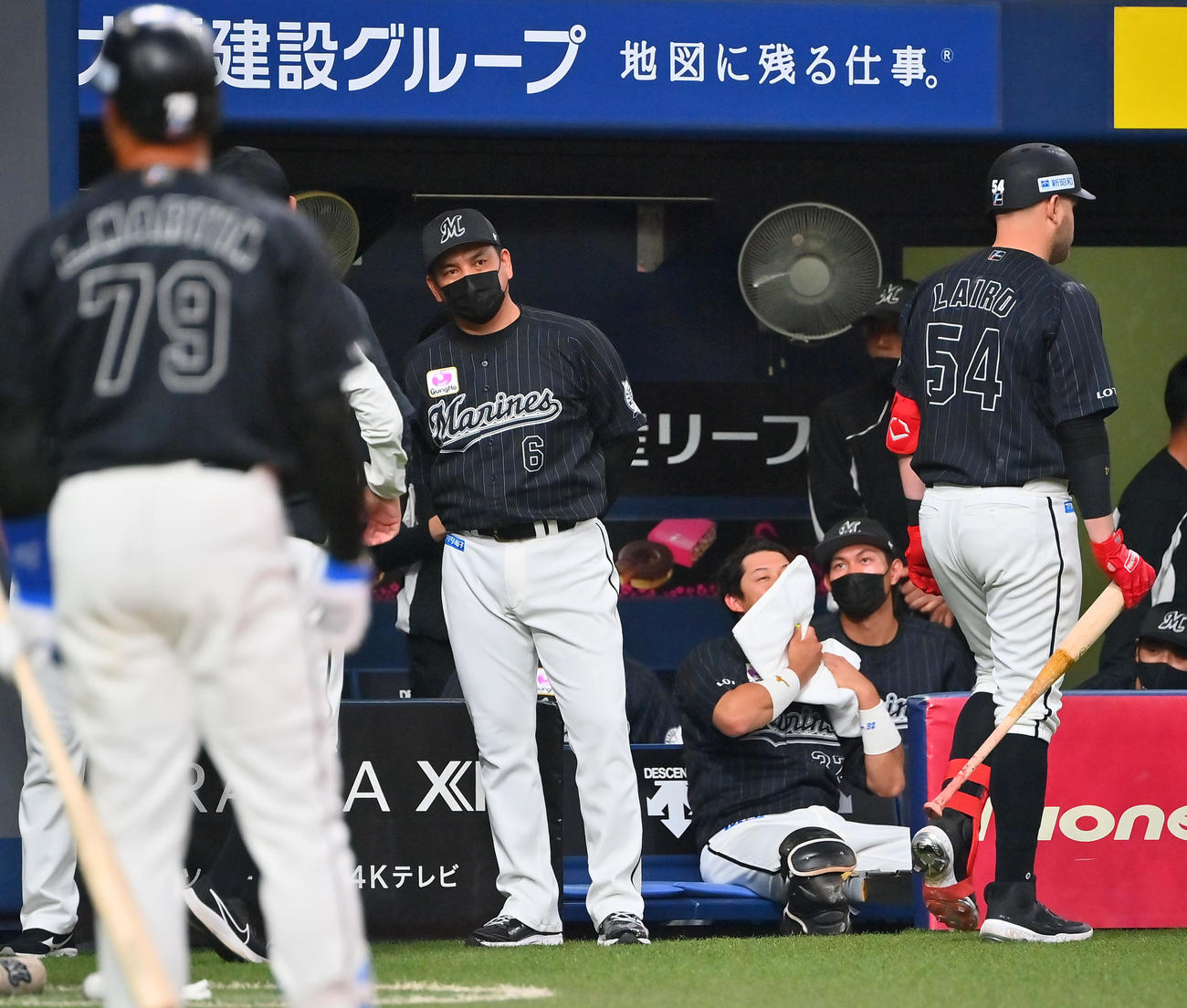 オリックス対ロッテ　2回表ロッテ無死、見逃し三振で球審に暴言を吐き退場となったレアード、中央はロッテ井口監督（撮影・和賀正仁）