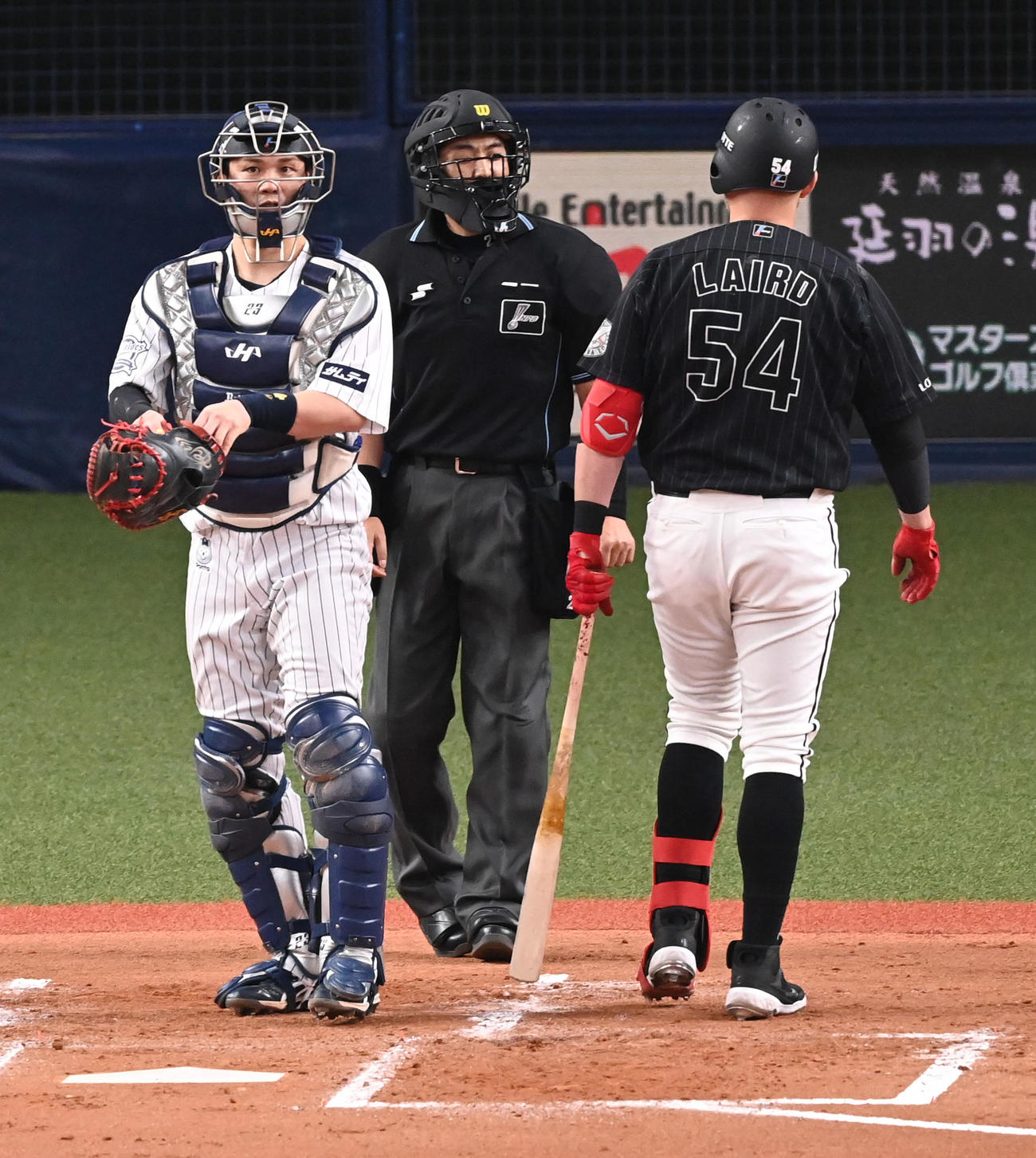 オリックス対ロッテ　2回表ロッテ無死、見逃しの三振に倒れたレアードは白井球審にクレーム（撮影・前岡正明）