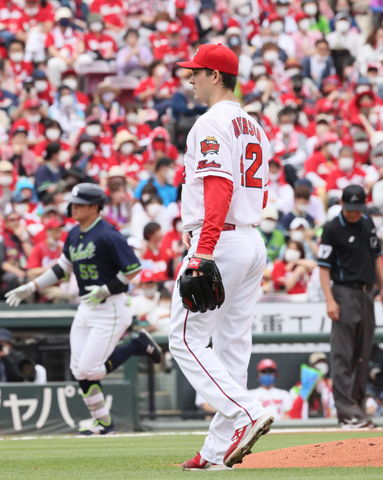 広島対ヤクルト　1回表ヤクルト2死一塁、村上に先制右越え2点本塁打を浴びたアンダーソン（撮影・加藤孝規）