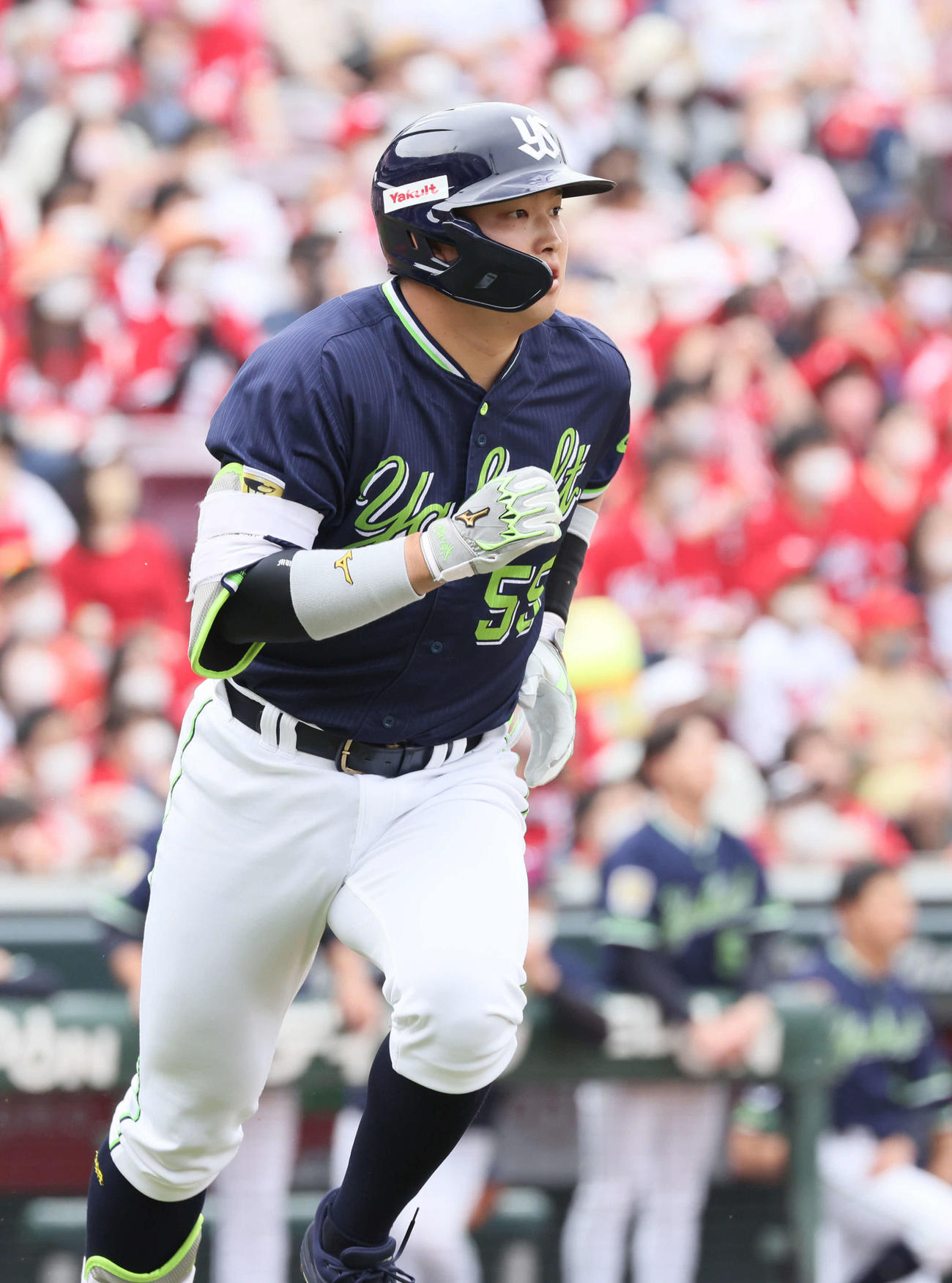 広島対ヤクルト　1回表ヤクルト2死一塁、村上は先制右越え2点本塁打を放つ（撮影・加藤孝規）