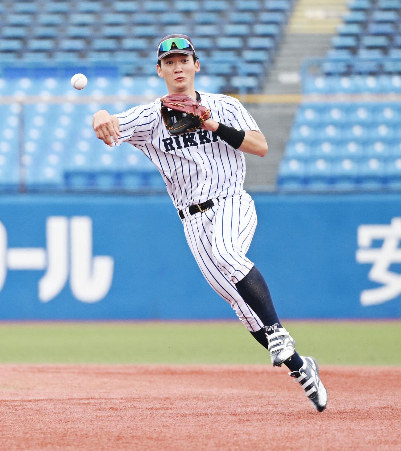 早大対立大　2回表早大無死、蛭間の二ゴロをさばく山田（撮影・滝沢徹郎）