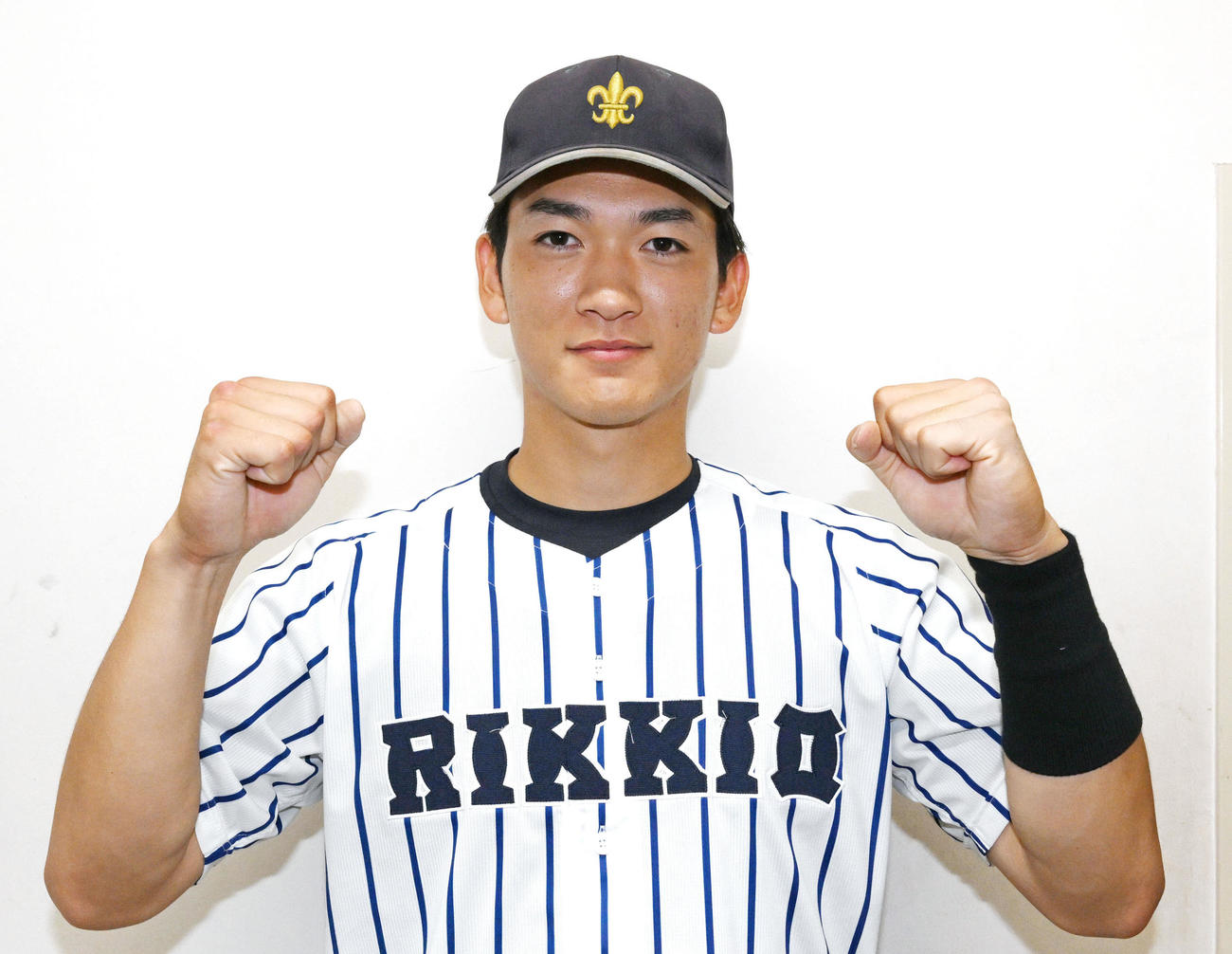 早大対立大　試合後、記念撮影でガッツポーズする立大・山田（撮影・滝沢徹郎）