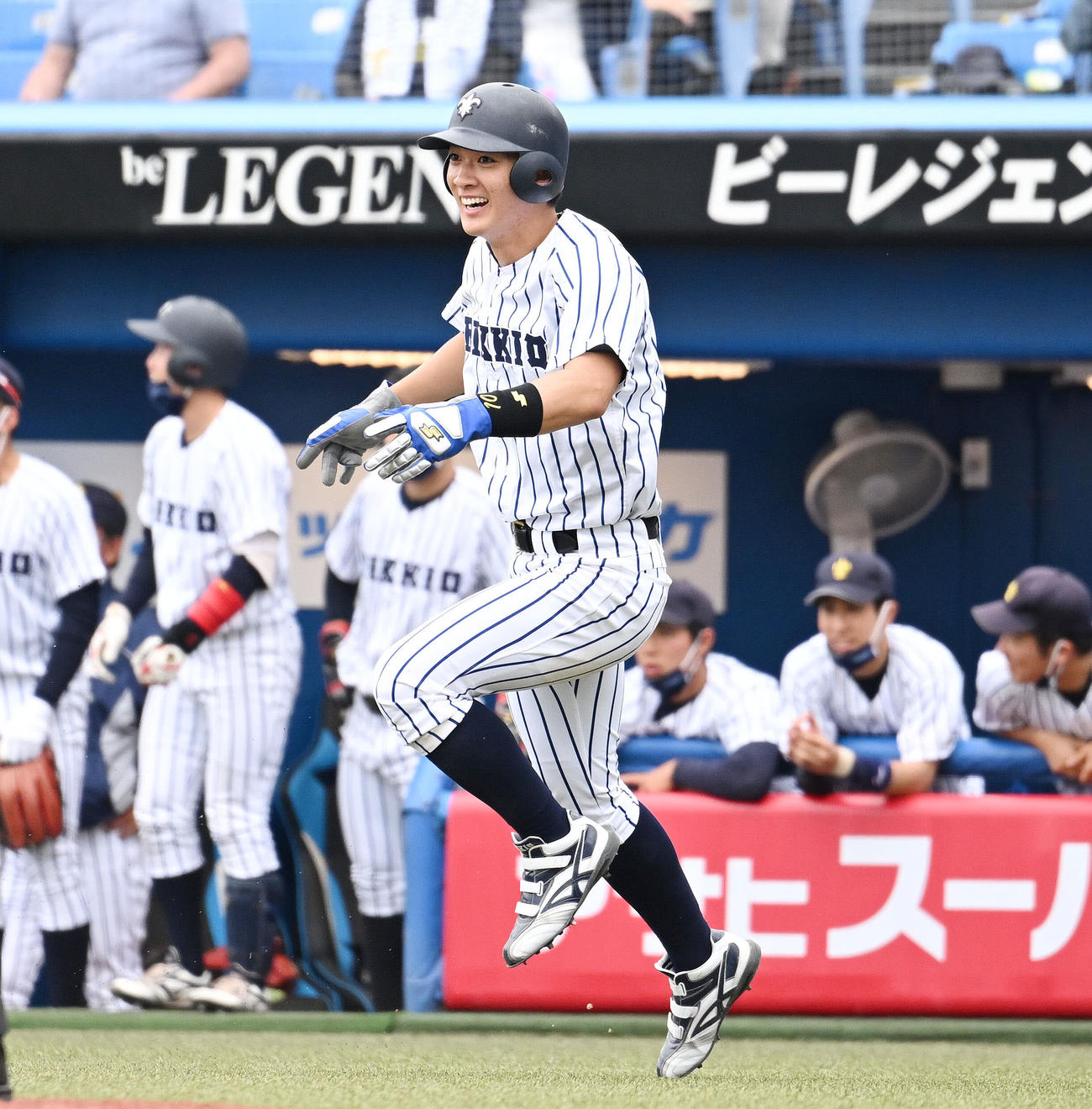 早大対立大　7回裏、敵失から生還し笑顔の立大・山田（手前）（撮影・滝沢徹郎）