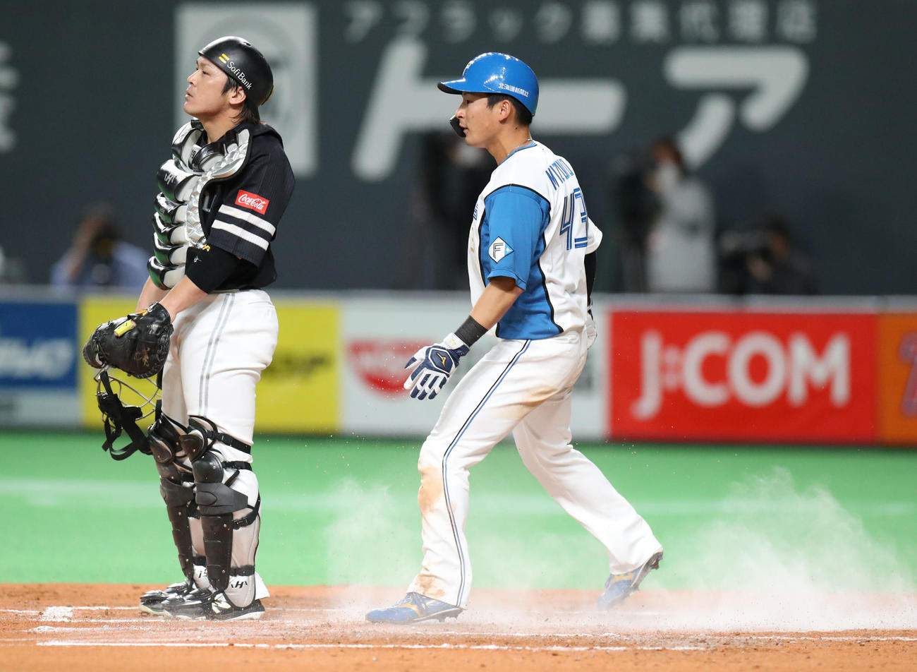 日本ハム対ソフトバンク　2回裏日本ハム2死一、三塁、重盗で生還する水野（撮影・佐藤翔太）