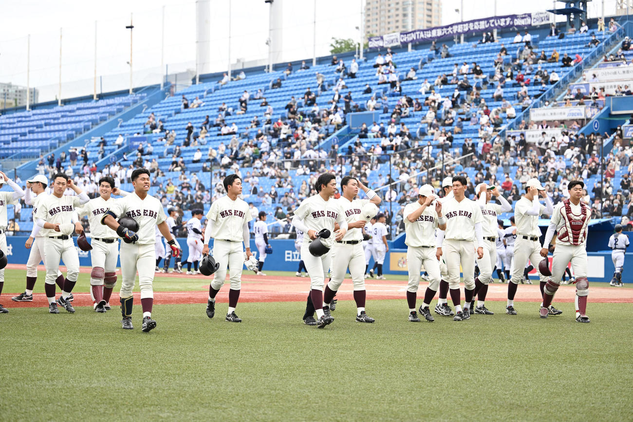 早大対立大　試合に敗れ肩を落とす早大ナイン（撮影・滝沢徹郎）