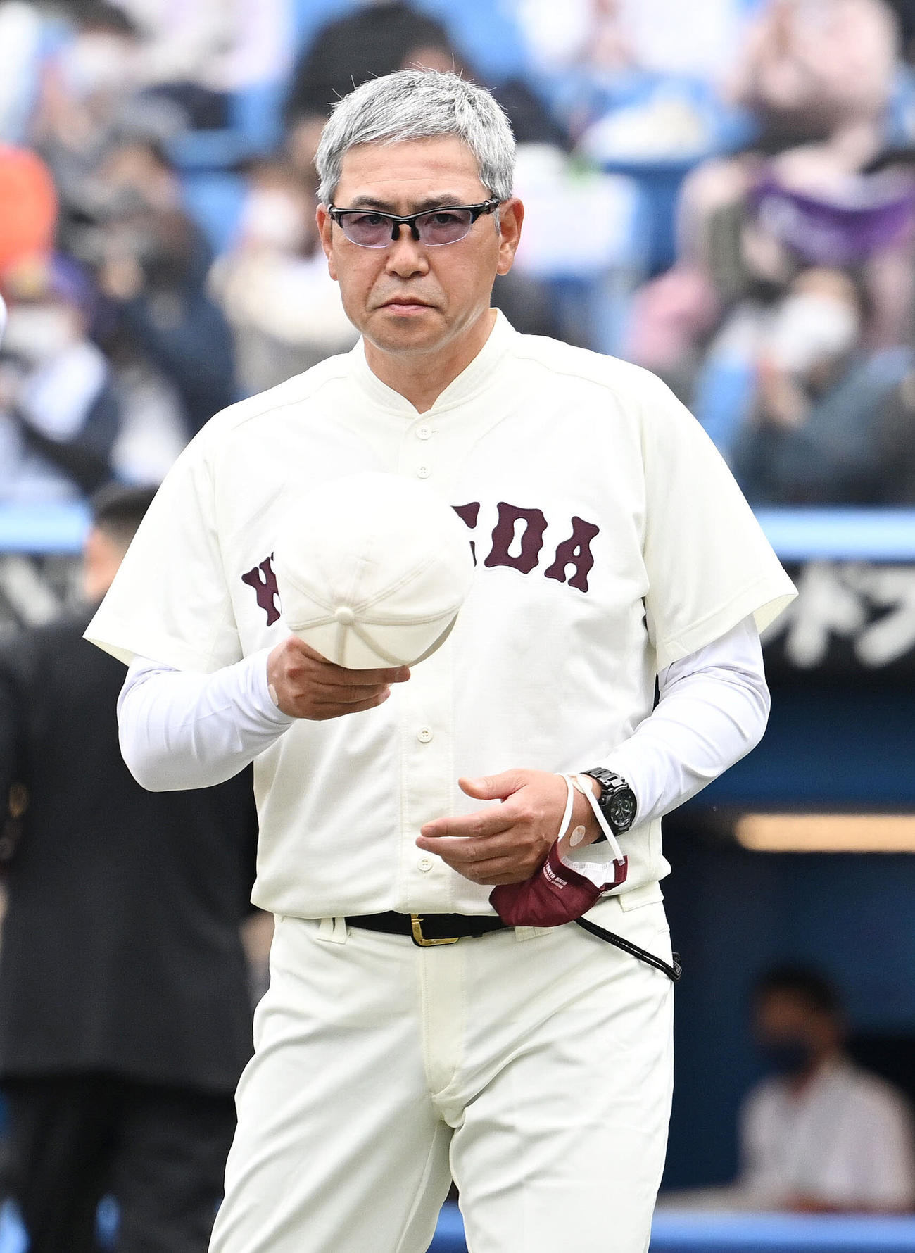 早大対立大　試合に敗れ厳しい表情で引き上げる早大・小宮山監督（撮影・滝沢徹郎）