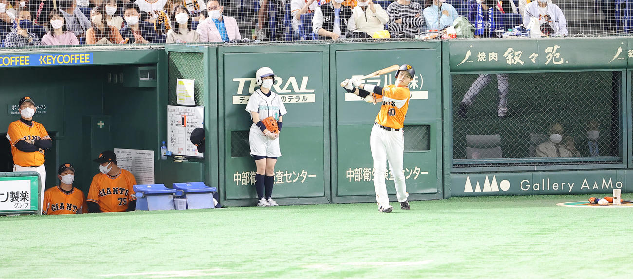 巨人対中日　観戦に訪れた長嶋終身名誉監督（右）。左端は巨人原監督（撮影・垰建太）