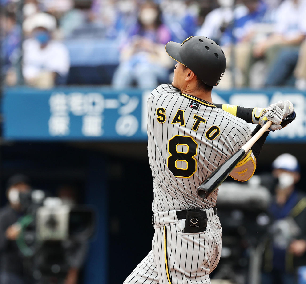 DeNA対阪神　3回表阪神1死、佐藤輝は右越え本塁打を放つ（撮影・加藤哉）