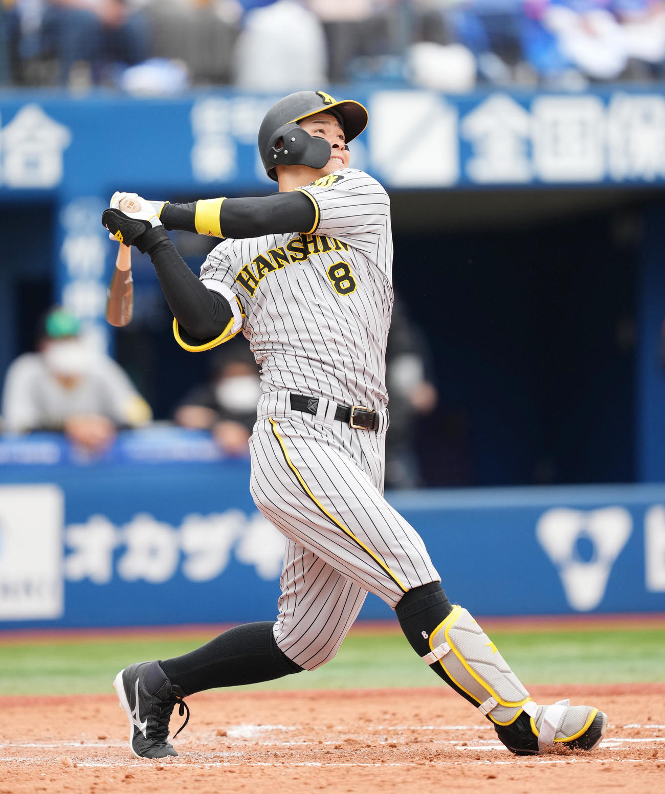 DeNA対阪神　3回表阪神1死、右越えに本塁打を放つ佐藤輝（撮影・菅敏）