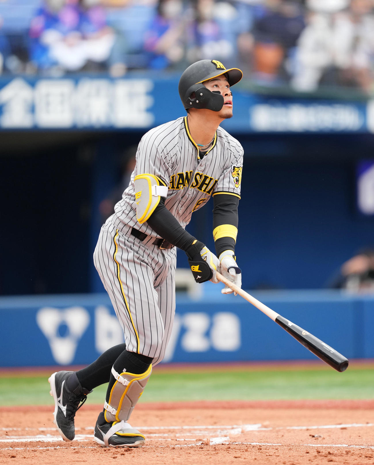 DeNA対阪神　3回表阪神1死、右越えに本塁打を放つ佐藤輝（撮影・菅敏）