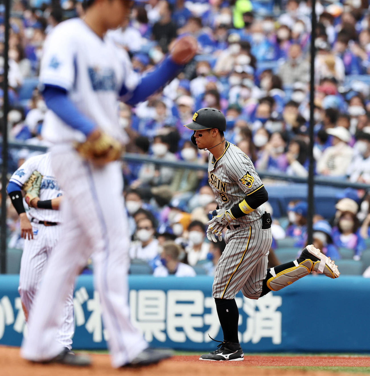 DeNA対阪神　3回表阪神1死、佐藤輝は右越え本塁打を放つ（撮影・加藤哉）