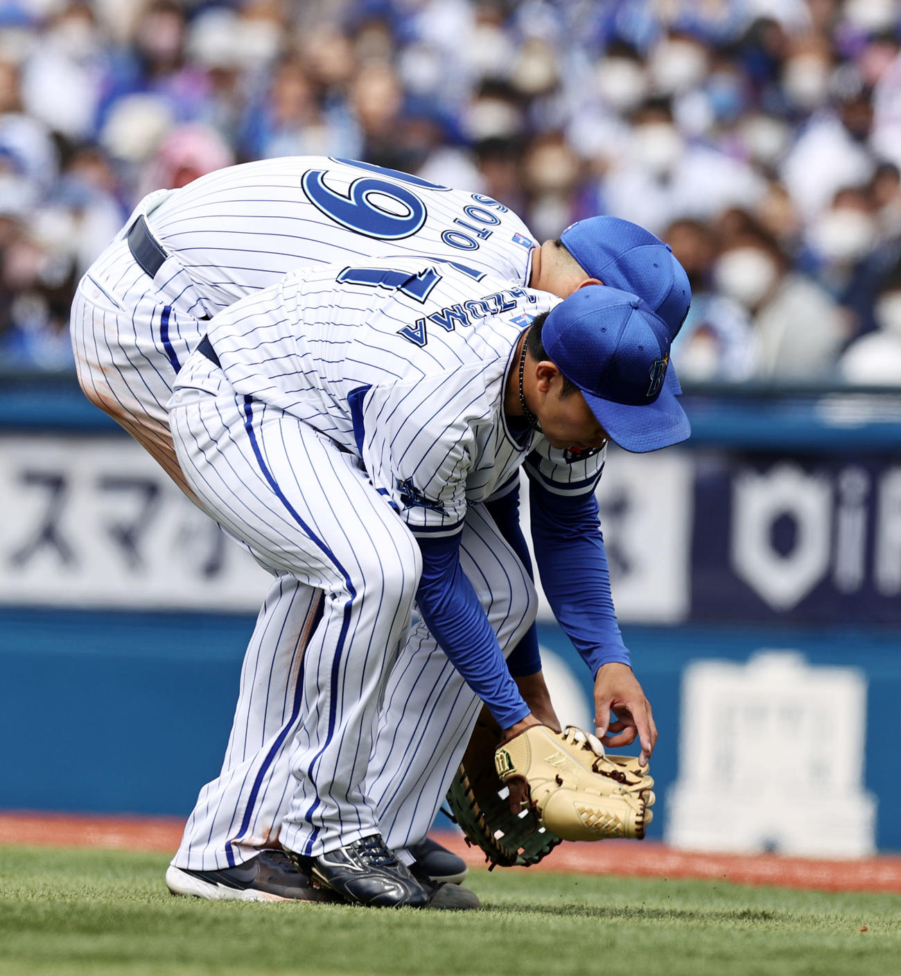 DeNA対阪神　2回表阪神1死一、二塁、東はウィルカーソンの犠打で前進してきたソトの右足をスパイクで踏んでしまう（撮影・加藤哉）