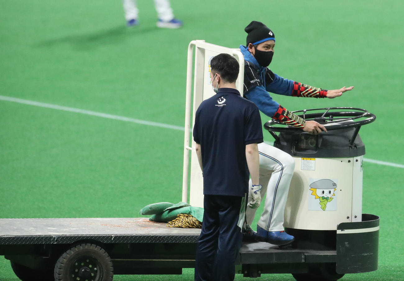 日本ハム対ソフトバンク　ターレットを運転する日本ハム新庄監督（撮影・佐藤翔太）