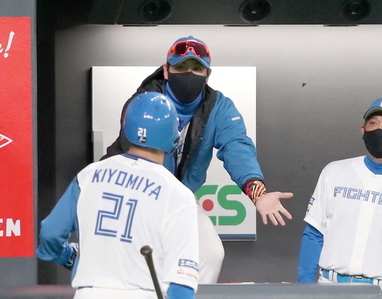 日本ハム対ソフトバンク　3回裏、生還した清宮を出迎える新庄監督（撮影・黒川智章）