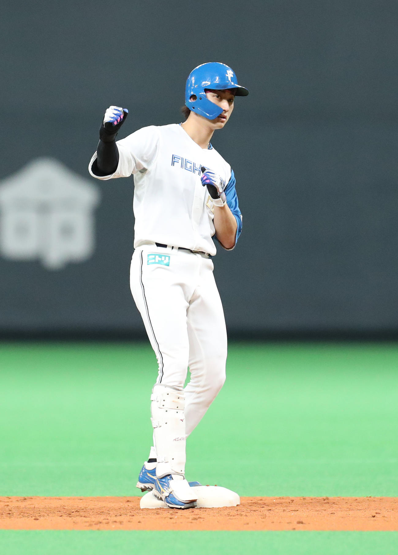 日本ハム対ソフトバンク　3回裏日本ハム2死一、二塁、浅間は勝ち越しとなる適時二塁打を放ちガッツポーズをする（撮影・佐藤翔太）