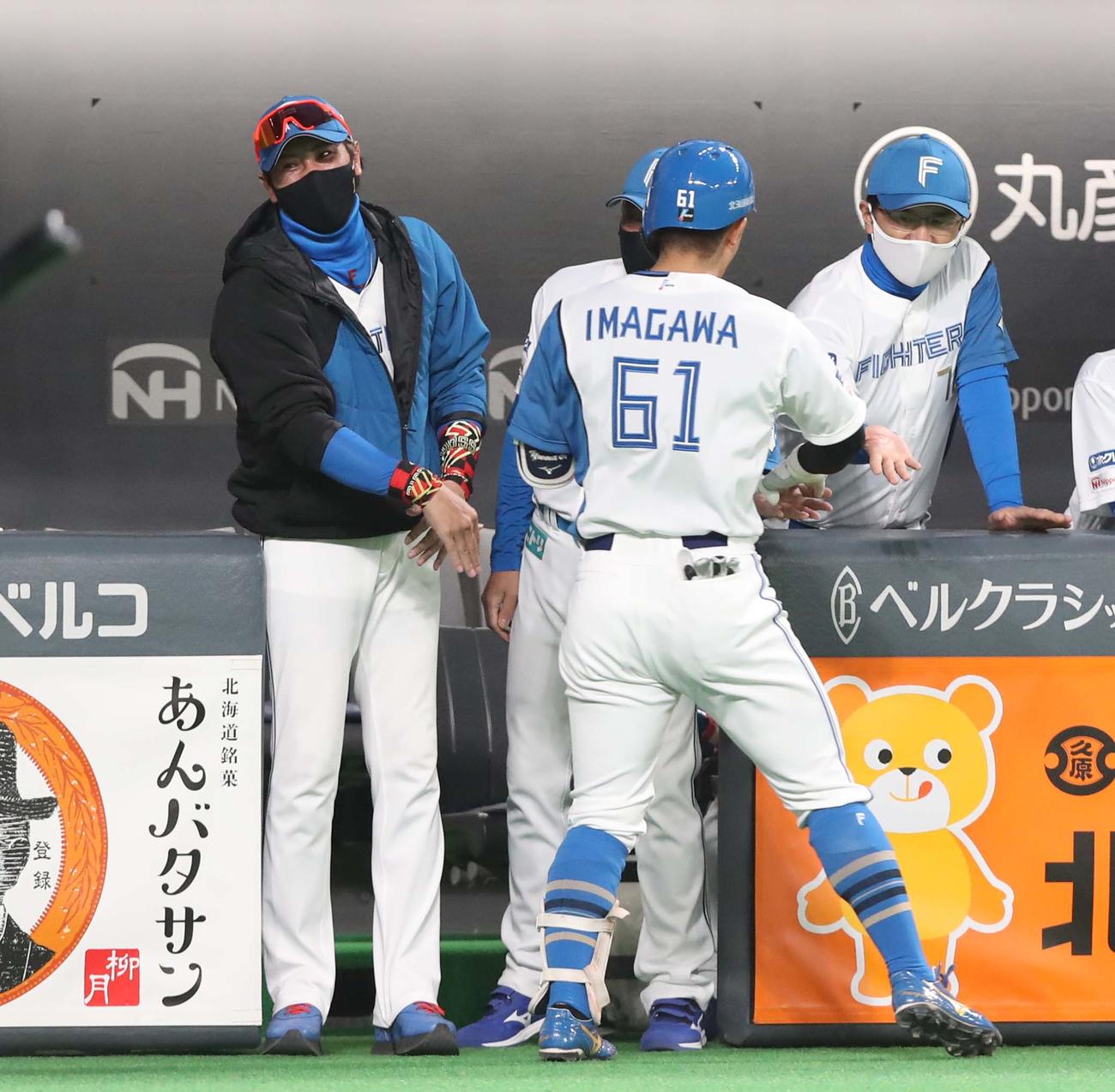 日本ハム対ソフトバンク　4回裏、スクイズを決めた今川を出迎える新庄監督（撮影・黒川智章）