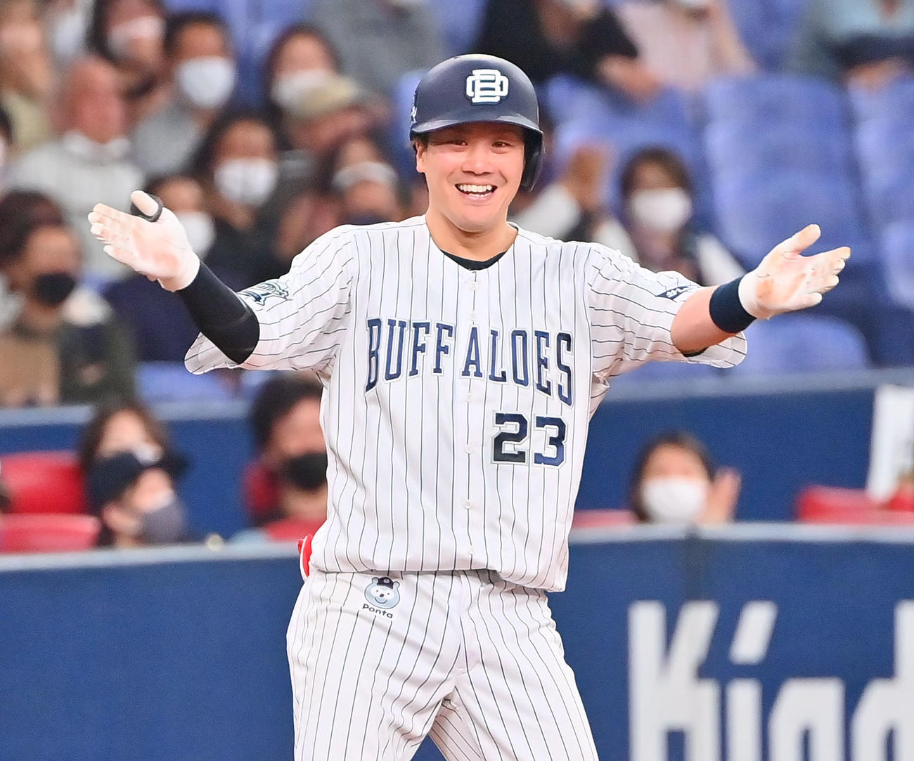 オリックス対ロッテ　5回裏オリックス2死二塁、右中間に勝ち越し適時二塁打を放った伏見は全身で喜びを表す（撮影・和賀正仁）