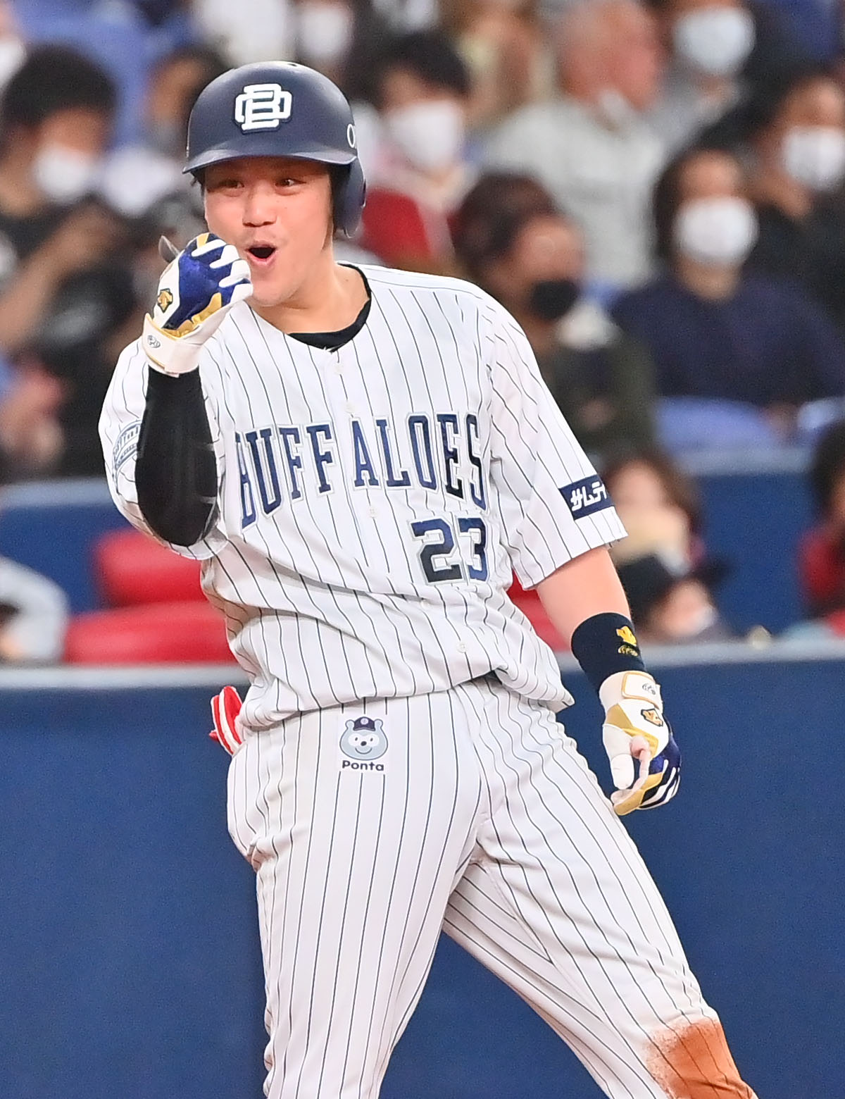 オリックス対ロッテ　5回裏オリックス2死二塁、右中間に勝ち越し適時二塁打を放った伏見は全身で喜びを表す（撮影・和賀正仁）