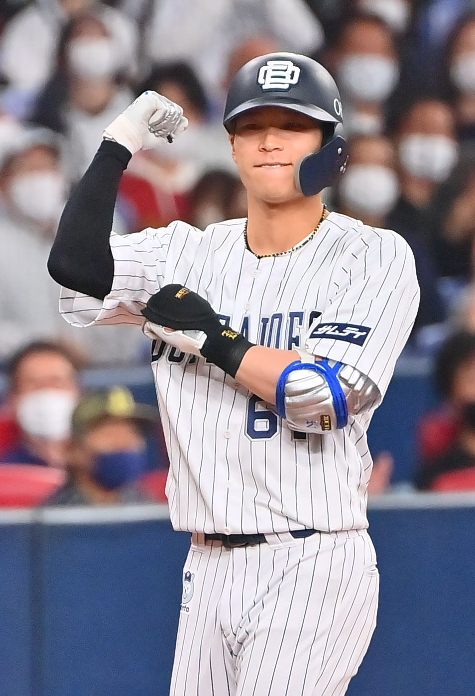 オリックス対ロッテ　6回裏オリックス1死満塁、中越えに3点適時三塁打を放った中川圭はガッツポーズ（撮影・和賀正仁）