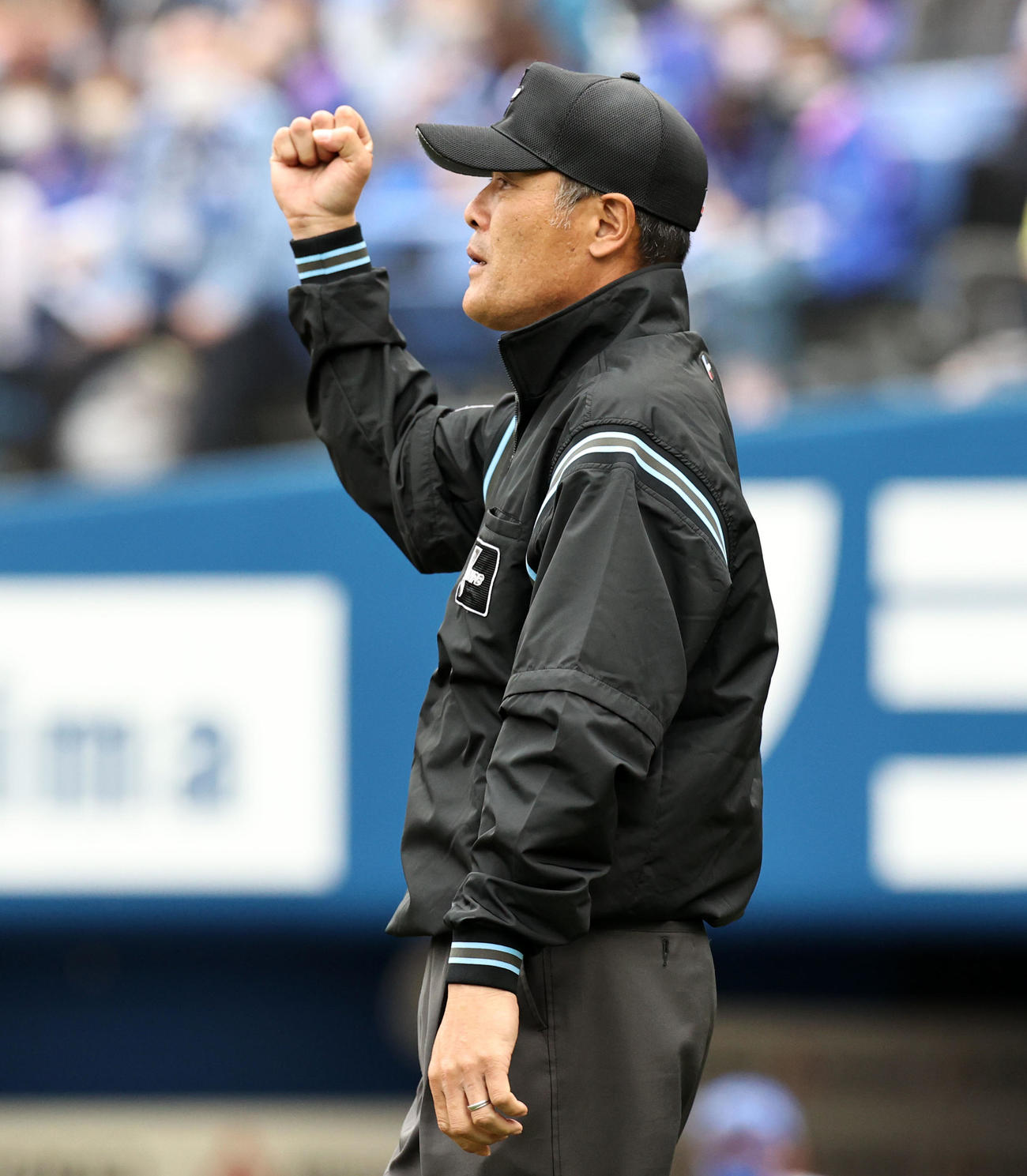 DeNA対阪神　4回裏DeNA2死一、三塁、一塁走者牧の二塁盗塁判定にリクエストする三浦監督（撮影・加藤哉）