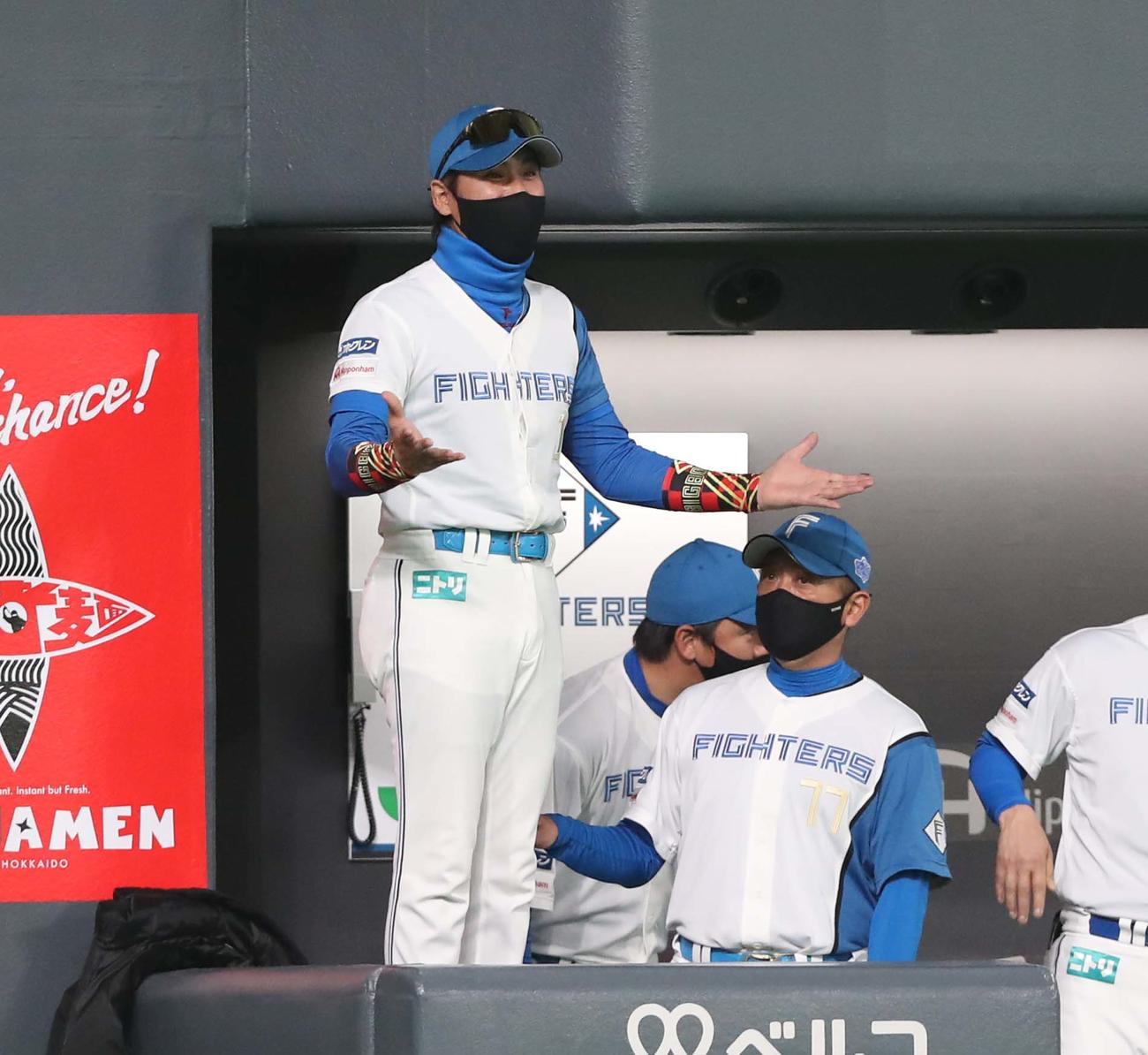 日本ハム対ソフトバンク　6回裏、万波の2点本塁打に驚いた表情の新庄監督（撮影・黒川智章）