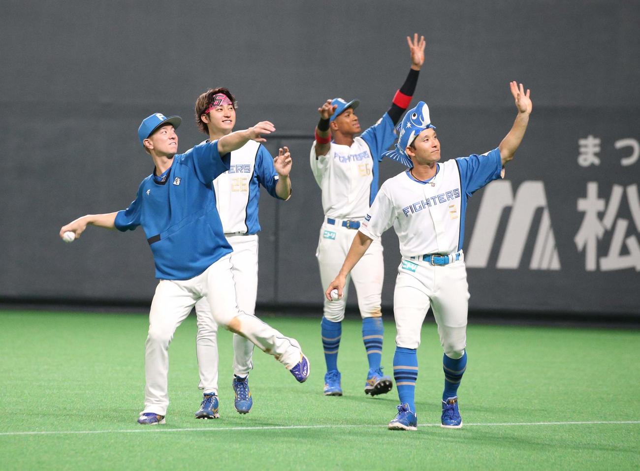 日本ハム対ソフトバンク　試合後、スタンドに向かって手を振る左から松本剛、浅間、万波、杉谷（撮影・黒川智章）