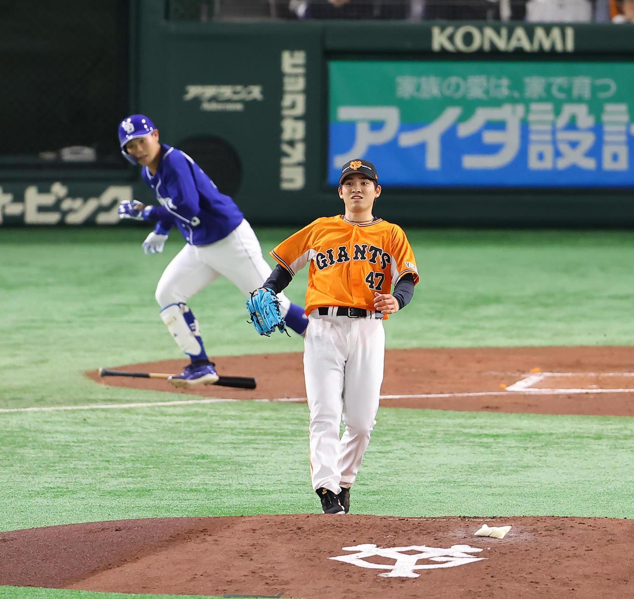 巨人対中日　2回表中日無死二塁、高橋周（左）に中前打を許す高橋（撮影・垰建太）