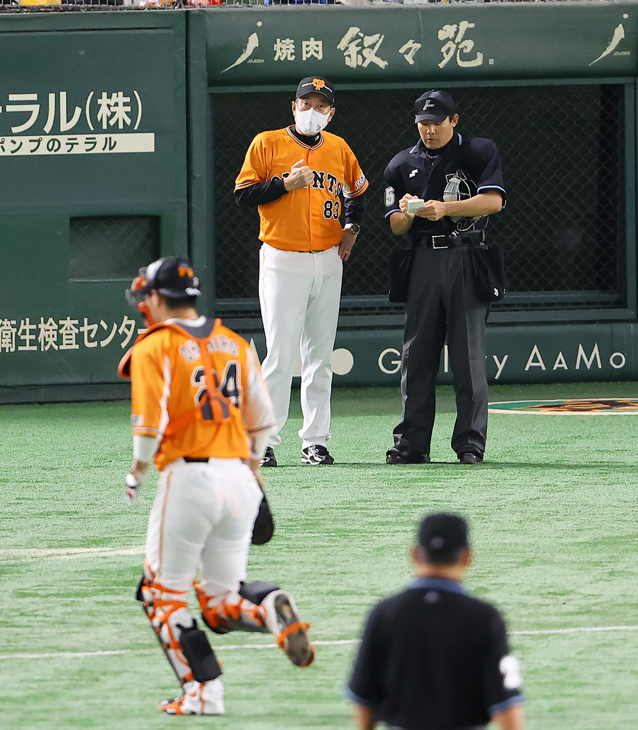 巨人対中日　2回表中日2死二、三塁、先発の高橋と捕手大城（手前）の交代を告げる原監督（中央）（撮影・垰建太）