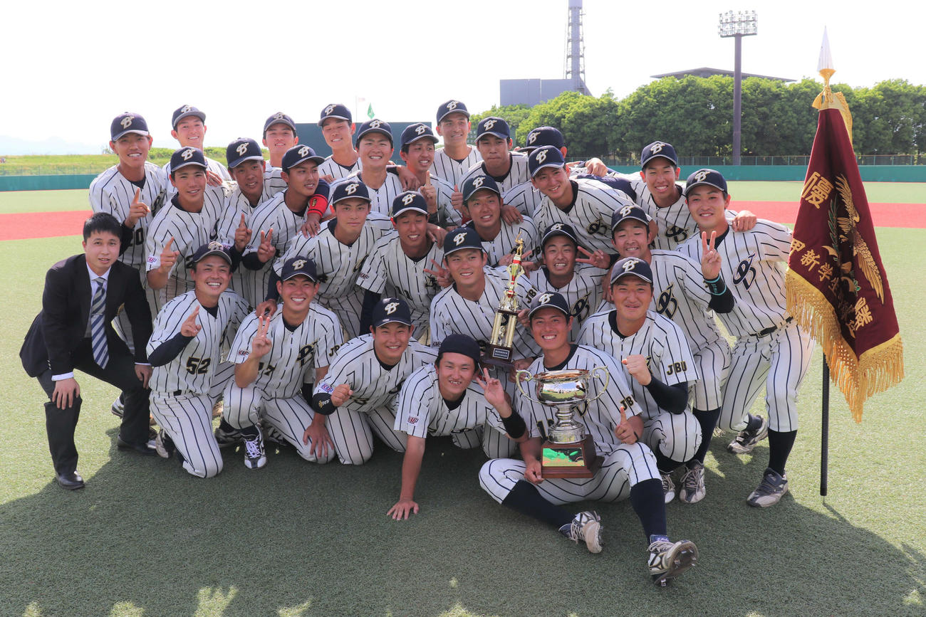 春季リーグ戦で優勝を果たした上武大の選手たち（撮影・保坂淑子）