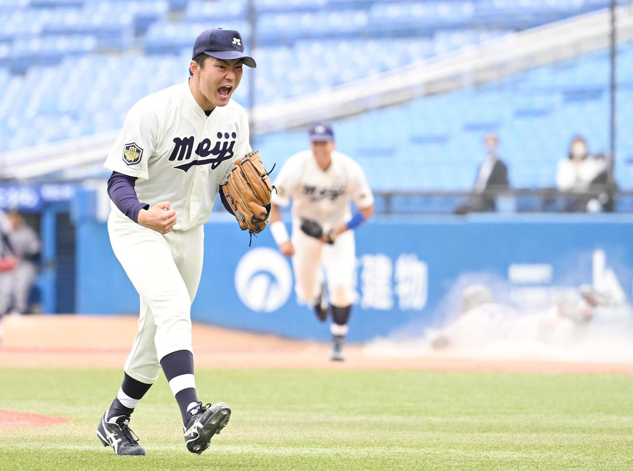明大対慶大　7回裏慶大1死満塁、本間（奥）を併殺打に打ち取りさけぶ村田（撮影・滝沢徹郎）