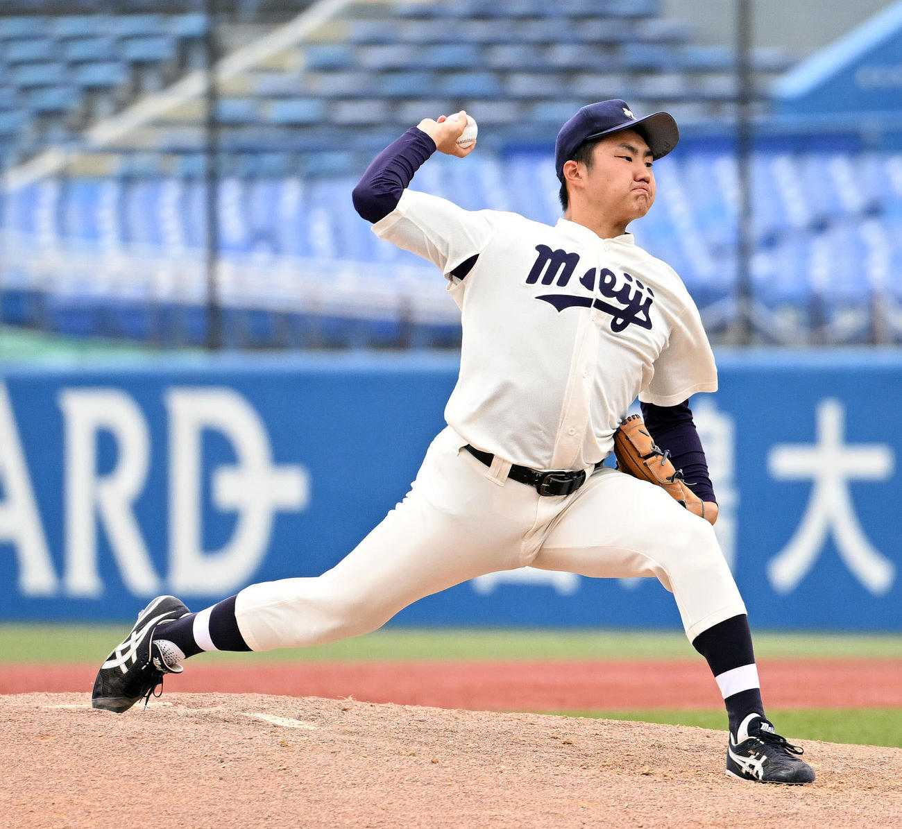 明大対慶大　力投する明大先発の村田（撮影・滝沢徹郎）