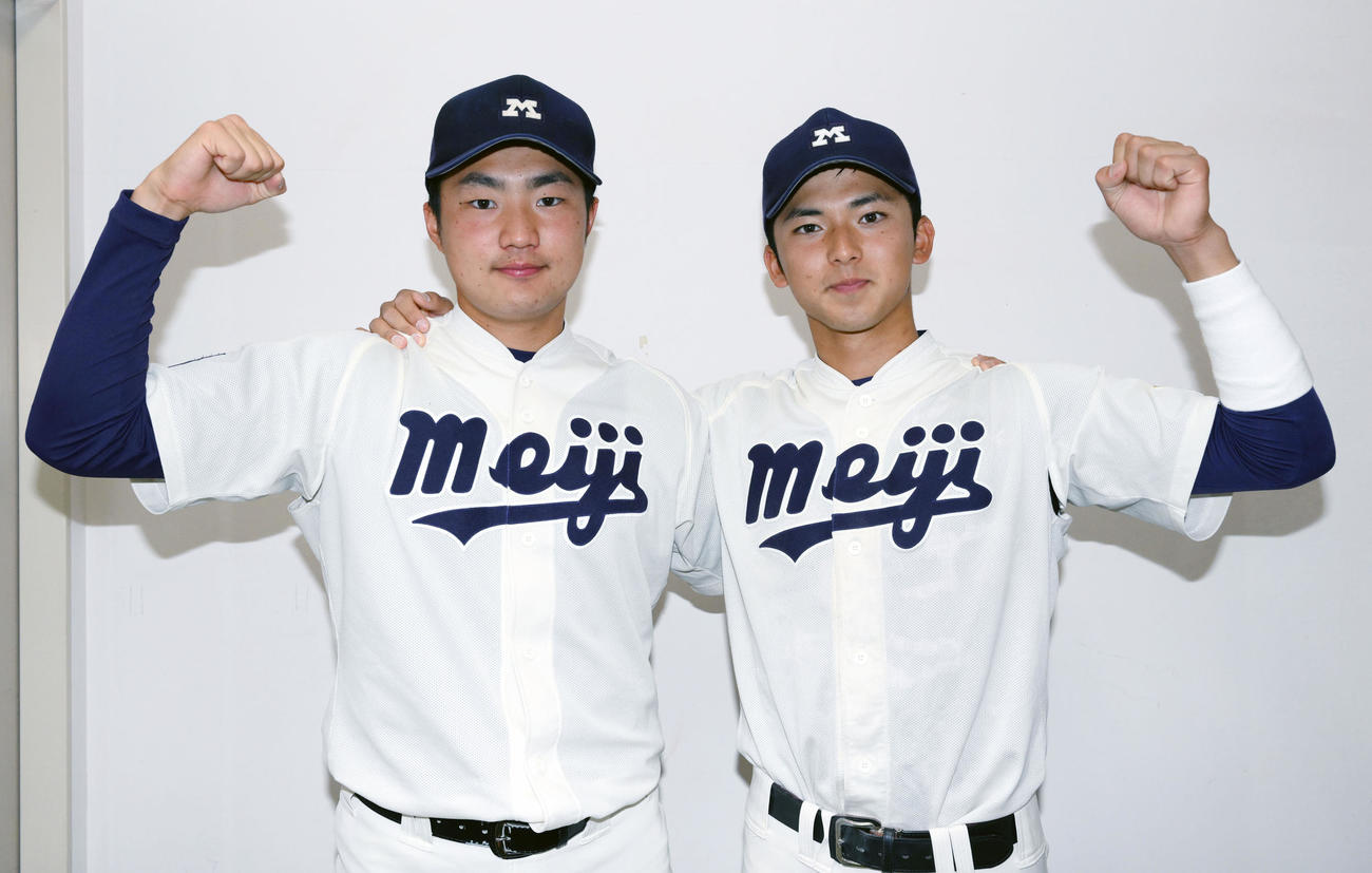 明大対慶大　試合後、記念撮影で肩を組む明大・村田左）と宗山（撮影・滝沢徹郎）