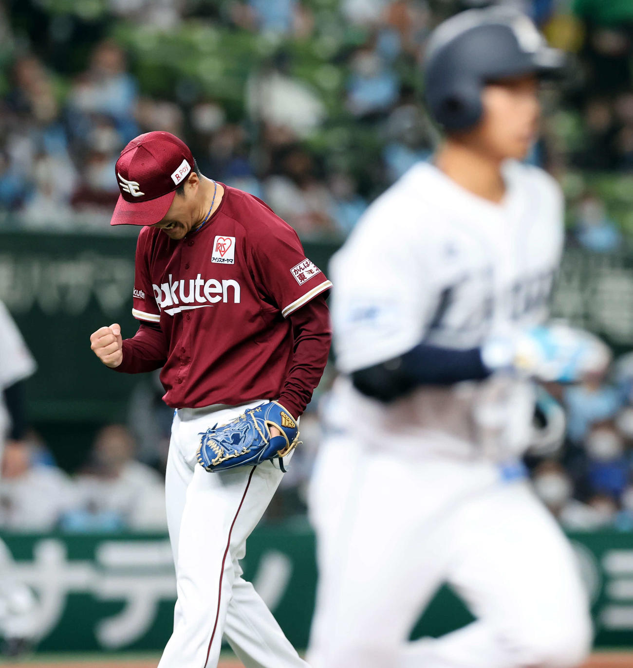 西武対楽天　7回裏西武2死満塁、滝沢（手前）を空振り三振に仕留めてピンチを脱し、ガッツポーズする則本（撮影・浅見桂子）