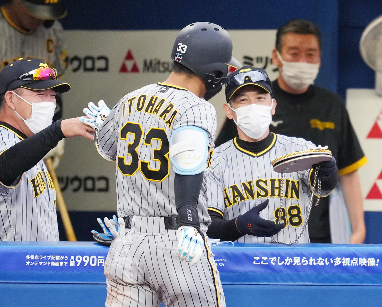 DeNA対阪神　9回表阪神1死、右安打を放ち、楠本が後逸する間に生還した糸原は矢野監督（右）からメダルを受け取る（撮影・菅敏）