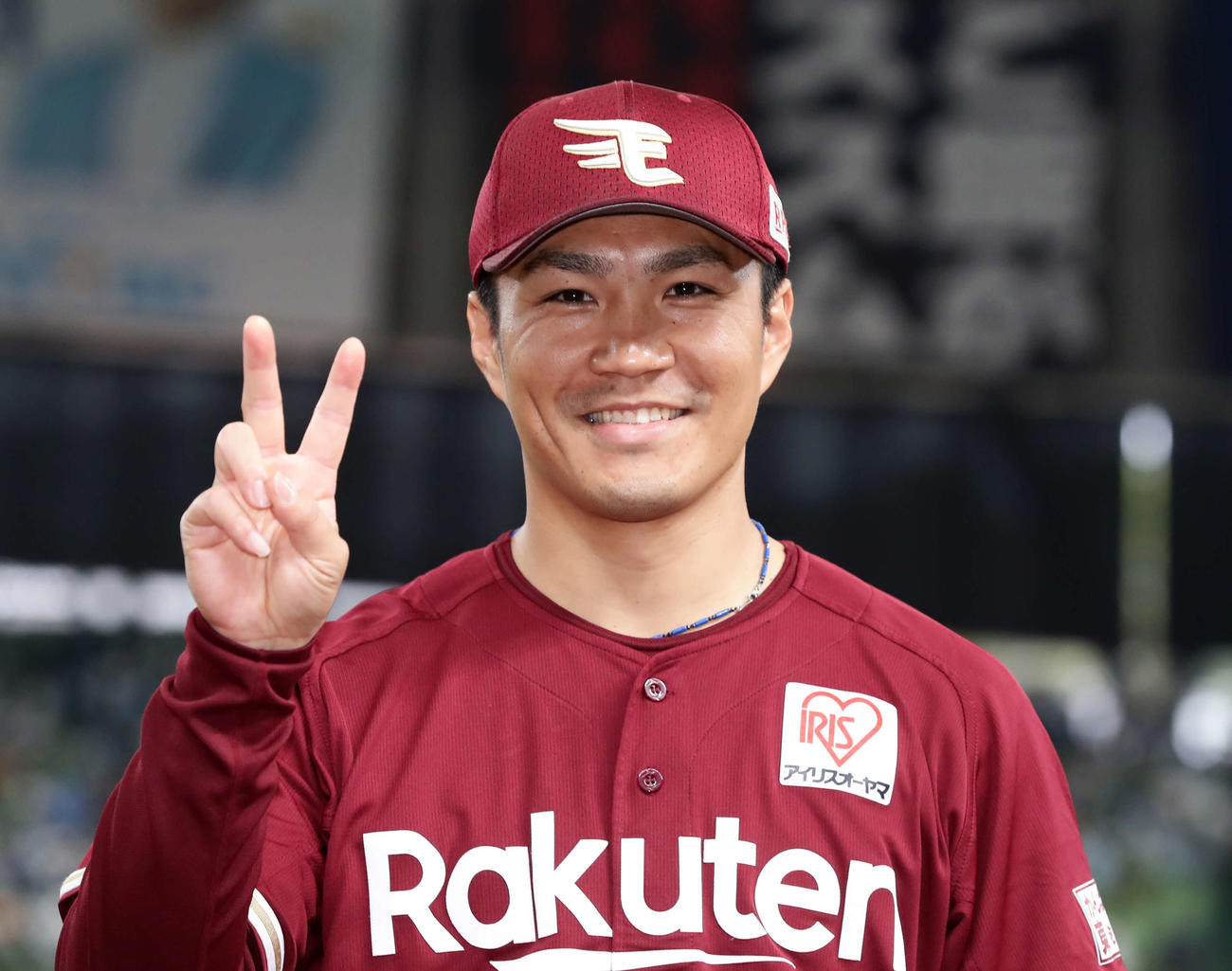 西武対楽天　2勝目で連敗を4で止め、笑顔でVサインする楽天則本（撮影・浅見桂子）