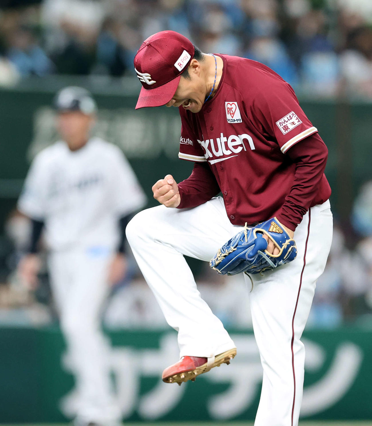 西武対楽天　7回裏西武2死満塁、滝沢を空振り三振に仕留めた則本は雄たけびを上げてガッツポーズ（撮影・浅見桂子）