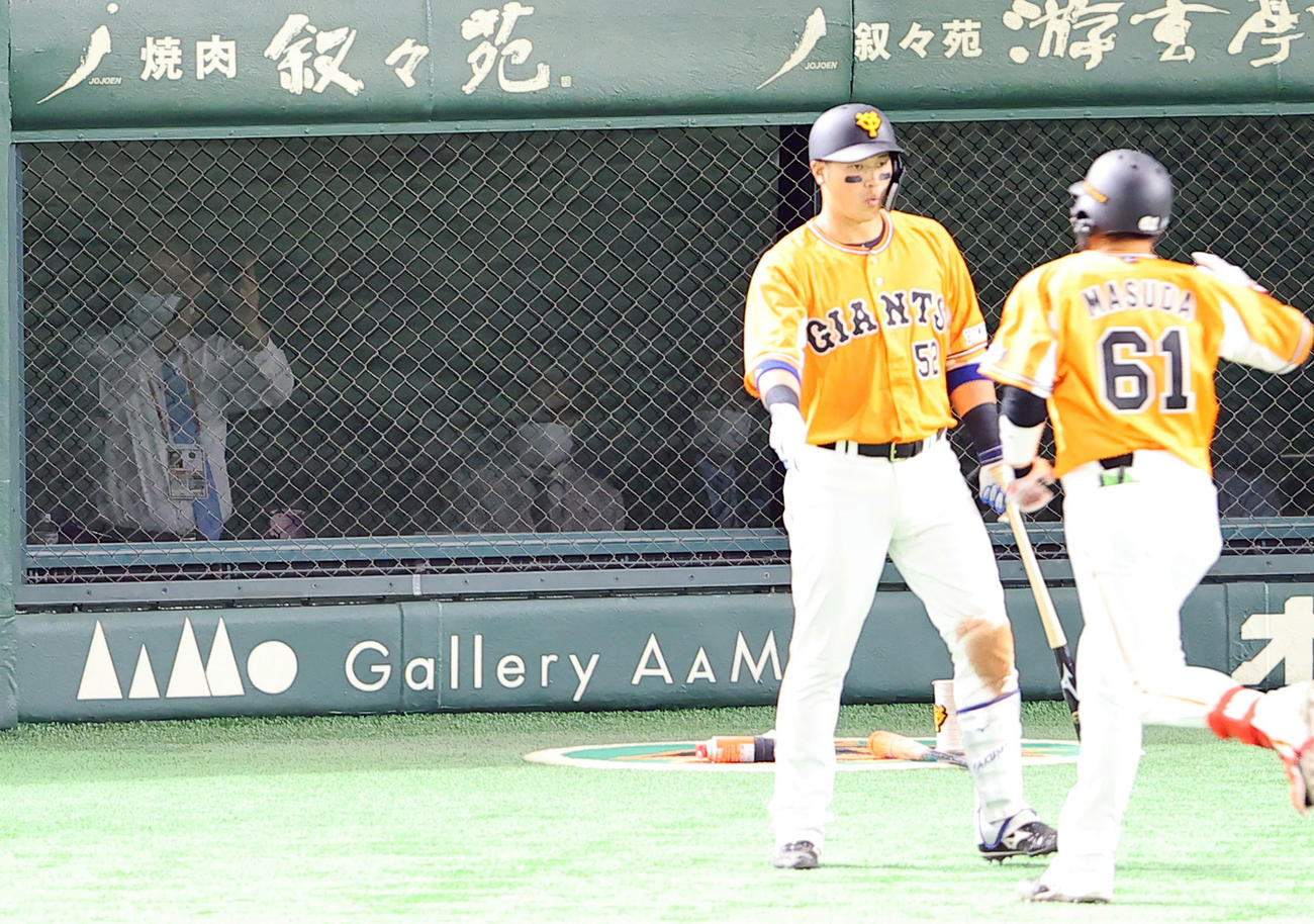 6回裏巨人2死、プロ初となるソロ本塁打を放った増田陸（61番）を見つめる長嶋終身名誉監督（左から2人目）（撮影・垰建太）